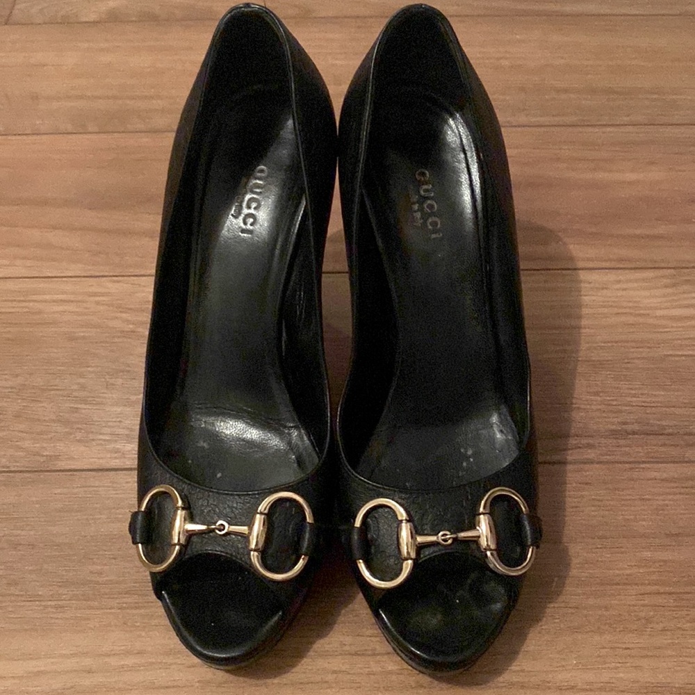 Gucci black leather horsebit peep toe pumps
